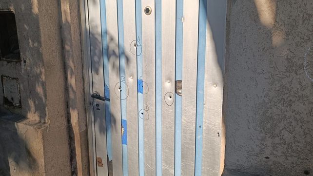 Los impactos de bala en la humilde casa de Juan
