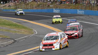 El Gol de Pablo Ortega adelante, Alejo Borgiani detrás. Gran presentación de la C2 del Turismo Nacional de Rosario.