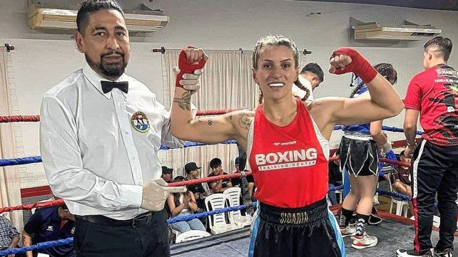 Milagros Escobar del Boxing Trainning le ganó por puntos a una intensa Jazmín Britos de Córdoba. Milagros Escobar del Boxing Trainning le ganó por puntos a una intensa Jazmín Britos de Córdoba.
