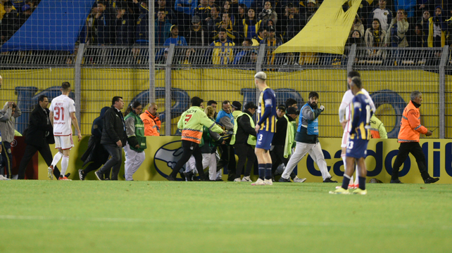 La mujer herida por la caída de un hombre desde la tribuna superior es trasladada al hospital. 