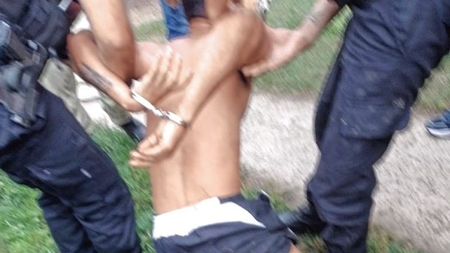 Lo buscaban por homicidio, escapó, tomó una familia de rehén y al final cayó preso Lo buscaban por homicidio, escapó, tomó una familia de rehén y al final cayó preso