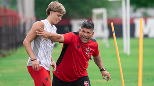 Sergio Gómez da indicaciones durante la práctica de Newells, junto a Jerónimo Gómez Mattar.