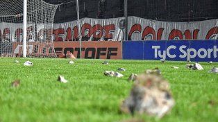 Campo minado: así dejaron los hinchas de Colón el Brigadier López