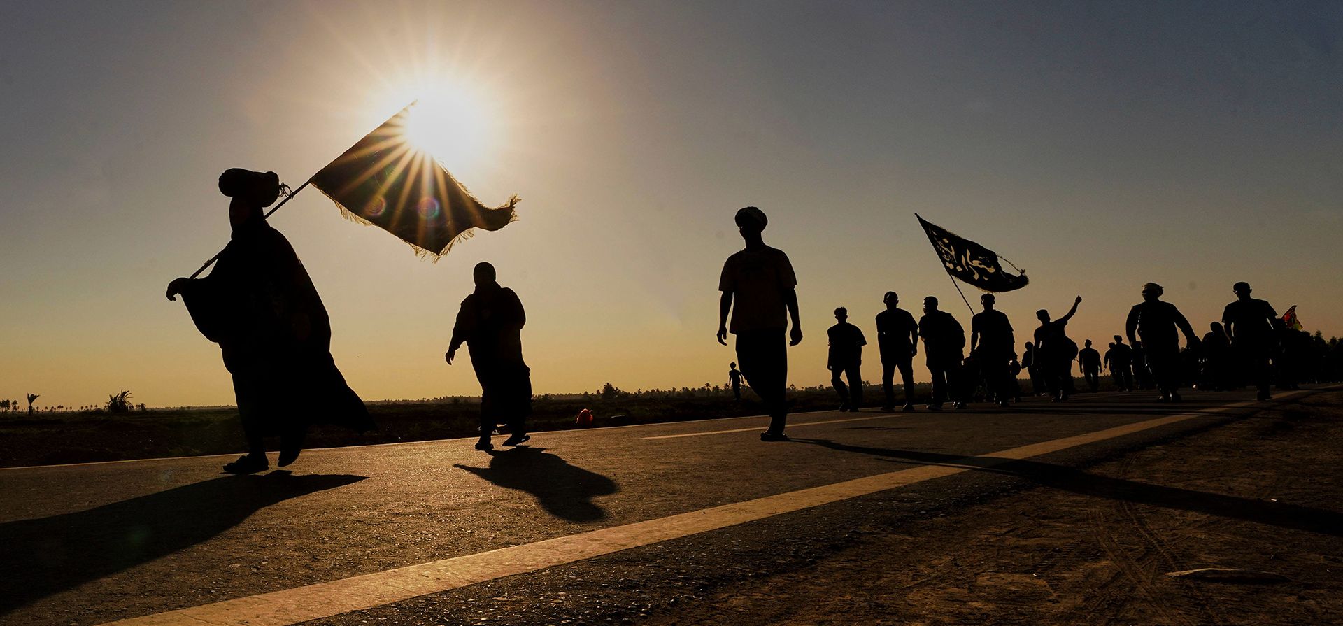 El sol sale mientras los peregrinos chiítas marchan hacia Karbala para observar el Arbaeen, que marca el final de un período de luto de 40 días tras el Día de Ashura, en Nayaf, Irak, el martes 28 de julio de 2026. (Foto AP/Anmar Khalil)