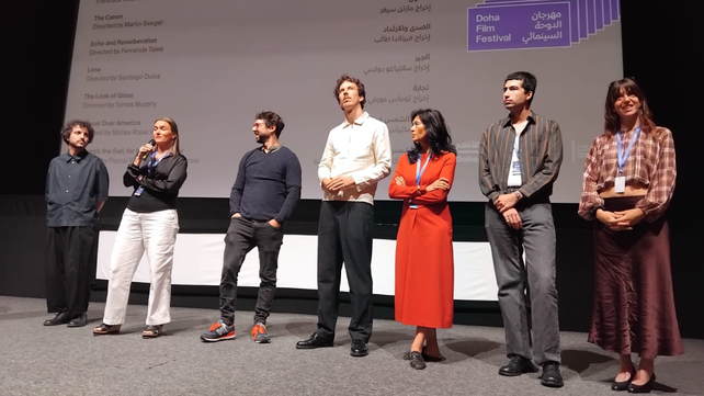Fernanda Taleb junto a los directores de otros cortometrajes exhibidos en Festival de Cine de Doha.