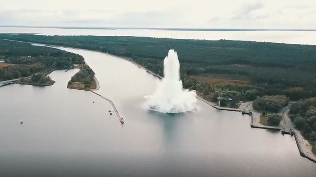 La impresionante postal de la explosión en aguas polacas.&nbsp;