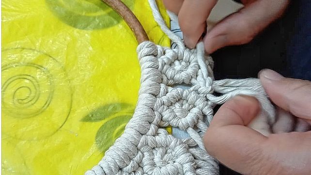 En Eva Taller de Arte y Manualidades se dan cita mujeres de todas las edades para aprender esta antigua técnica que hoy marca tendencia en diseño