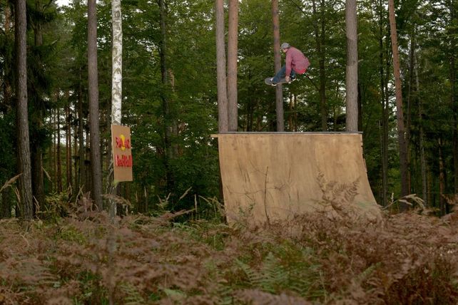 Mauro Iglesias se divirtió andando en skate por un bosque de Viena