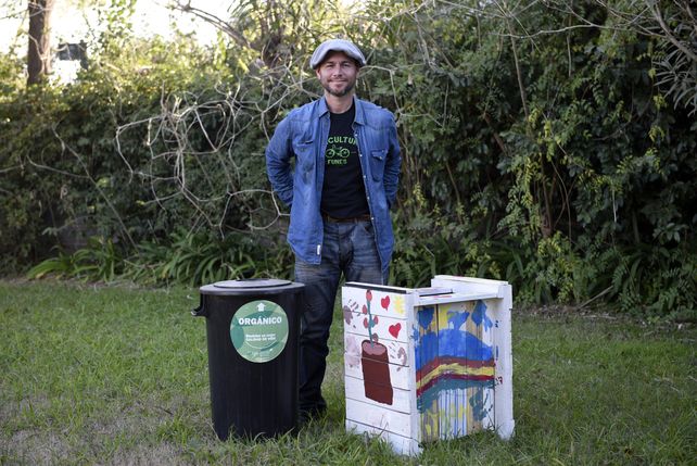 Mario Parodi y las composteras que armaron en el Club Huella Ecológica.