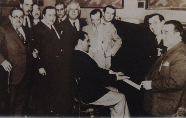 Federico García Lorca en la sala de música del club Español