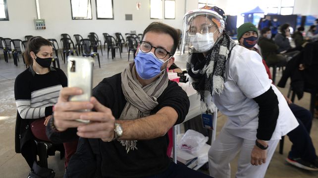 Selfie con la vacunadora. Las redes sociales se llenaron de imágenes de vacunación y apoyo.