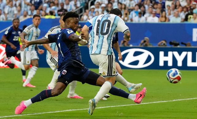 Tras un gran control, Messi mete una sutileza y convierte su séptimo gol en el Mundial.