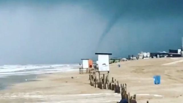 Trombas marinas destrozan paradores en Pinamar