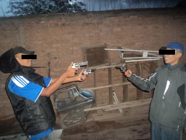 Una moda aterradora: más fotos de los chicos que posan con todo tipo de armas de fuego en Facebook