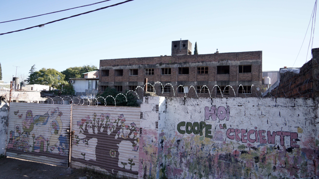 Un portón de ingreso con candados y alambre de protección para seguridad. Los vecinos ven con buenos ojos que el lugar sea habitado