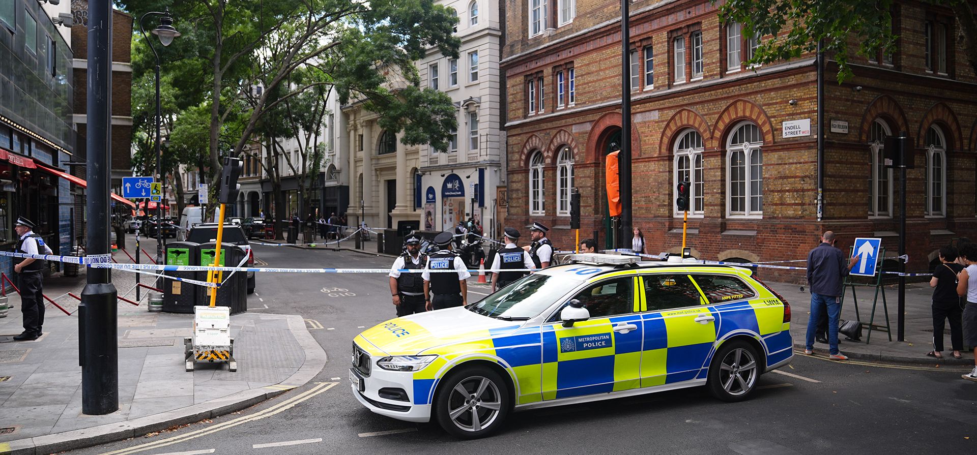Agentes de policía permanecen en el lugar de los hechos en Endell Street, en Covent Garden, tras el apuñalamiento de cuatro hombres en el centro de Londres, el miércoles 5 de agosto de 2026. Foto de PA. (James Manning/PA vía AP) Agentes de policía permanecen en el lugar de los hechos en Endell Street, en Covent Garden, tras el apuñalamiento de cuatro hombres en el centro de Londres, el miércoles 5 de agosto de 2026. Foto de PA. (James Manning/PA vía AP)