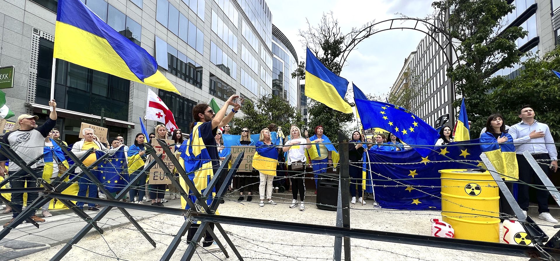 Manifestantes ondean banderas ucranianas durante una protesta fuera de una cumbre de la UE en Bruselas, el jueves 29 de junio de 2023. Los líderes europeos se reúnen para una cumbre de dos días para discutir sobre Ucrania, la migración y la economía. (Foto AP/Sylvain Plazy) Manifestantes ondean banderas ucranianas durante una protesta fuera de una cumbre de la UE en Bruselas, el jueves 29 de junio de 2023. Los líderes europeos se reúnen para una cumbre de dos días para discutir sobre Ucrania, la migración y la economía. (Foto AP/Sylvain Plazy)