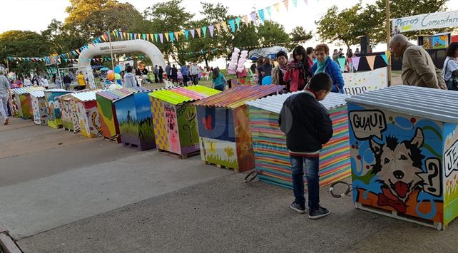 Artistas santafesinos intervinieron cuchas para perros de la calle