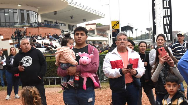El público disfruta en familia la tarde de turf en el Independencia.