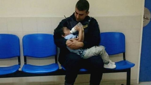 La tierna foto de un policía que cuidó de un nene de dos años que estaba perdido