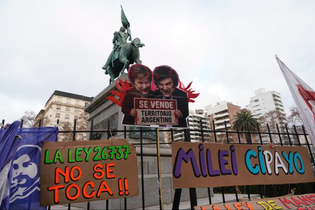 La Patria no se vende: marcha en Rosario contra la Ley de Inviolabilidad de la Propiedad Privada
