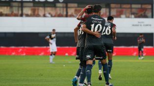 Huracán ganó y avanzó de fase.