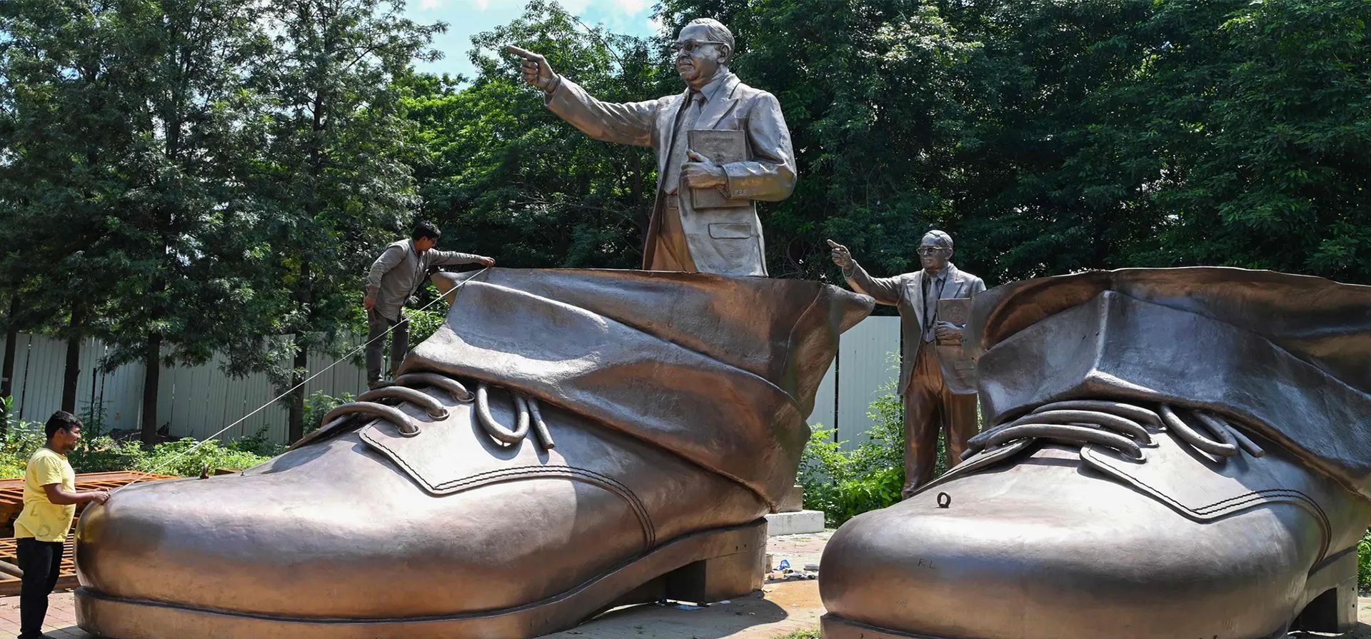 Los trabajadores realizan tareas de mantenimiento en los zapatos de una estatua de 38 metros de altura del reformador social Dr. B R Ambedkar. Fotografía: Noah Seelam/AFP/Getty Images