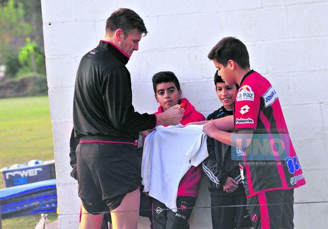 Un ejemplo para los nuevos hinchas. Los chicos lo esperan a la salida de los entrenamientos por un autógrafo.