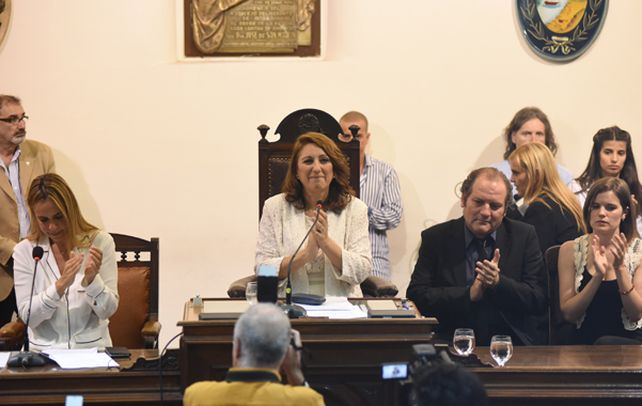 Primer discurso. La reelecta jefa del Palacio de los Leones concluyó su mensaje y fue aplaudida por las nuevas autoridades del Concejo. (Marcelo Bustamante / La Capital)