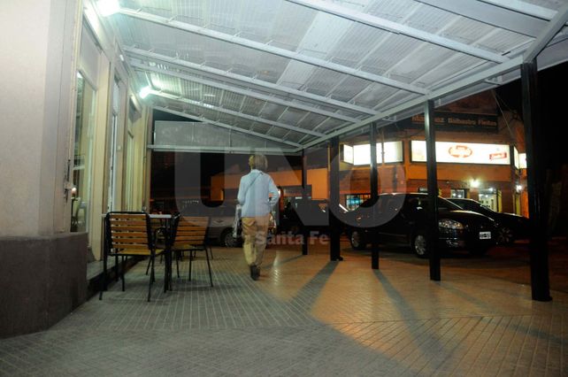 Poco movimiento. Es el panorama que se observa en los locales de comida que se encuentran frente al socavón.