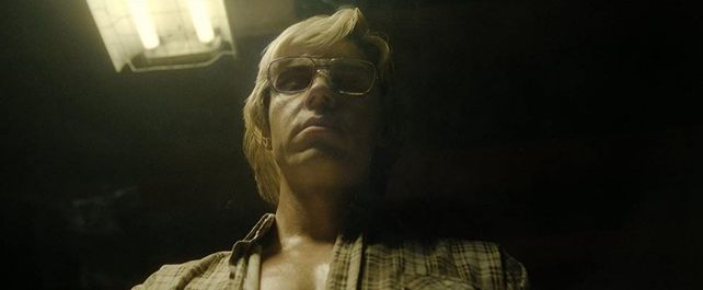 Evan Peters interpreta a Jeffrey Dahmer