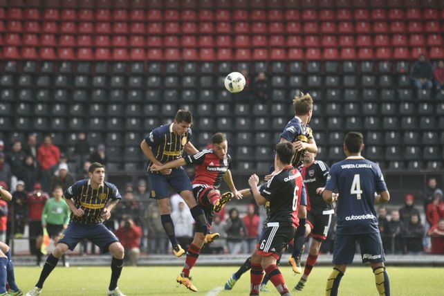 Los chicos de Newells fueron más que los de Central pero debieron conformarse con el empate en la ida de la Copa