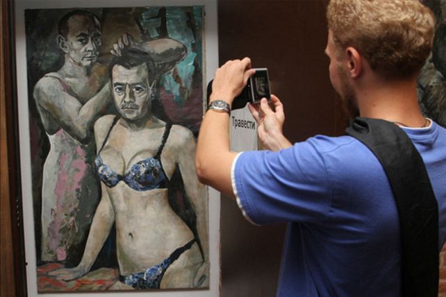 Un artista ruso pintó a Vladímir Putin en ropa interior y debió pedir asilo en Francia