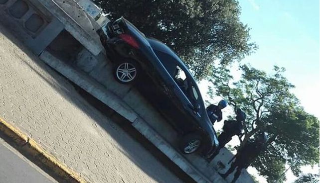 Un auto quedó montado sobre la infraestructura de la costanera
