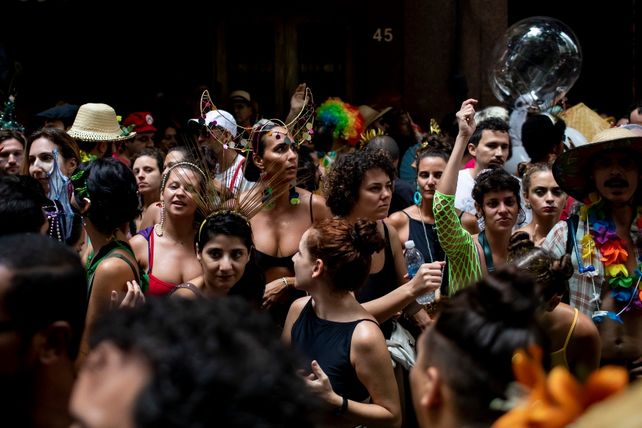 Escuelas de samba exclusivas de mujeres desafiarán en el carnaval de Río