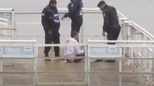 Las autoridades rescataron a un hombre de 45 años que cayó al río en la Costanera de Paraná. Aún se desconocen los motivos de la situación