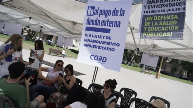 Docentes y estudiantes siguen la sesión desde la plaza San Martín.