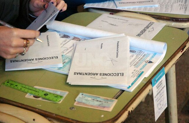 La papeletas para votar a diputados y senadores para la provincia de Santa Fe