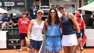 Para la posteridad. La rosarina Nadia Podoroska junto a Gabriela Sabatini y la brasileña Beatriz Haddad Maia