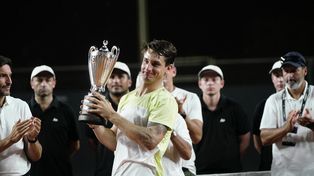 La consagración. El bonaerense Camilo Ugo Carabelli celebra la obtención del YPR Rosario Challenger jugado en el Jockey Club de Rosario.