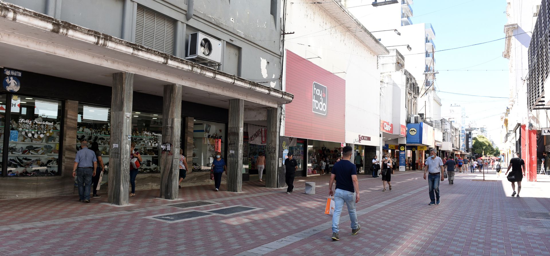 El primer tramo de la peatonal San Martín ya luce completamente renovado. En la cuadra que se extiende entre Rioja y San Luis ya concluyó la renovación de pisos y colocación de canteros. Foto: Celina Mutti Lovera / La Capital
