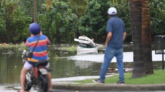 Las ciudades de Gualeguay y Gualeguaychú continúan con la asistencia a los evacuados a causa de la inundación. Se advirtió por el alerta de tormentas