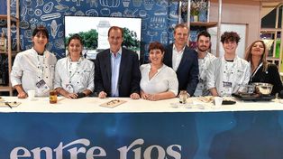 El gobernador Gustavo Bordet junto al intendente Adán Bahl, presentes en el stand de Entre Ríos en la FIT.