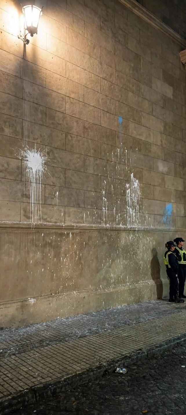 Vandalizaron la Catedral de Rosario durante la Marcha del Orgullo y dañaron su fachada restaurada