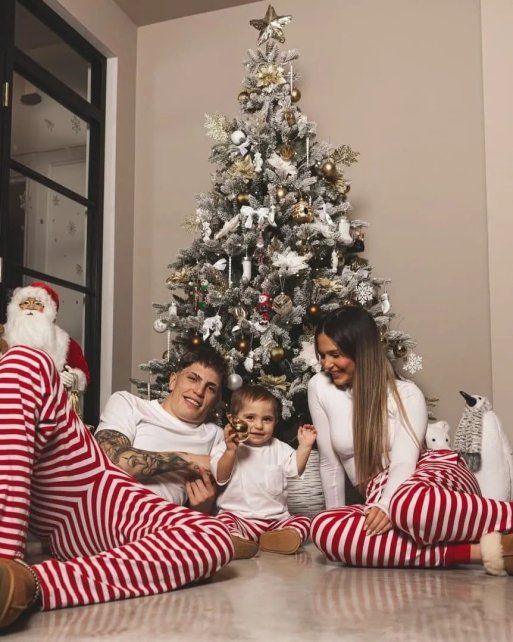 Alejandro Garnacho junto a su novia e hijo.