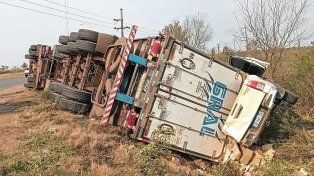 El camión arrastró por varios metros a la camioneta que estaba estacionada a un costado de la banquina.