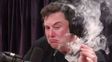El dueño de Tesla se hunde entre porros y pérdidas millonarias