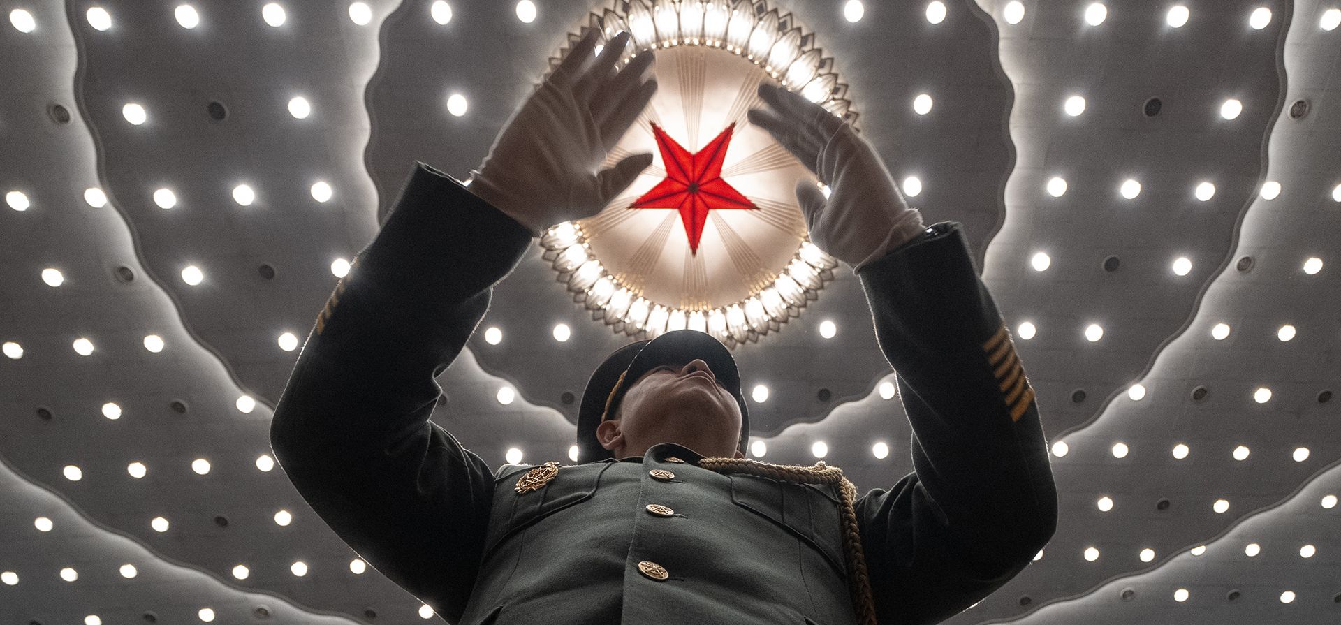 Un director de banda militar chino dirige la banda en la ceremonia de clausura del Congreso Nacional Popular celebrada en el Gran Salón del Pueblo en Beijing, el martes 11 de marzo de 2025. (Foto AP/Ng Han Guan)