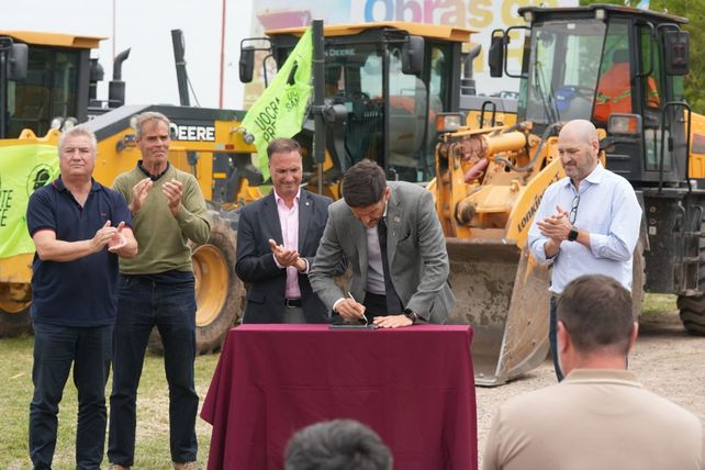 Pullaro inauguró obras sobre el río Salado y anunció una inversión de $54.858 millones en la Ruta 39
