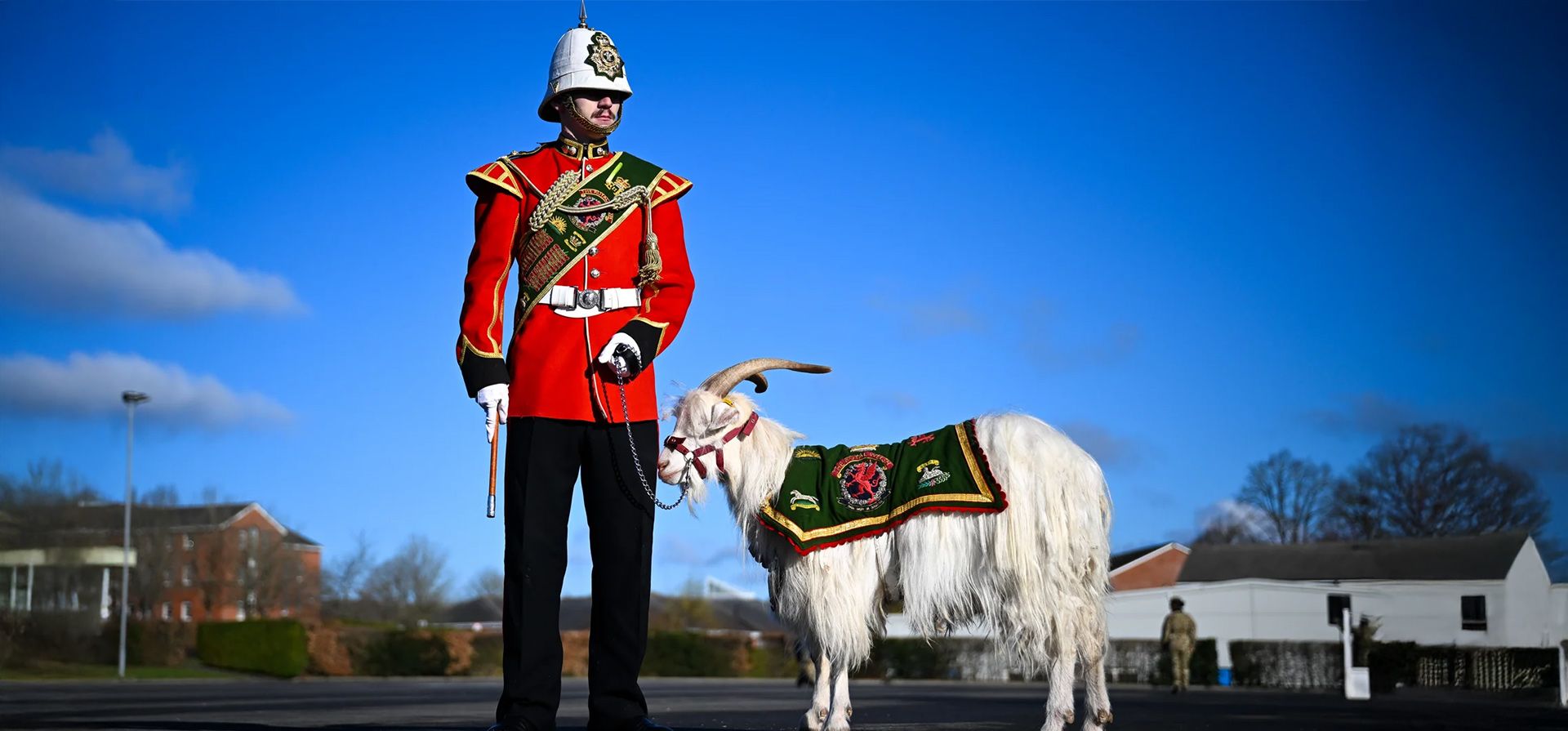 Un fusilero y la cabra del regimiento, se unen para conmemoran el Día de San David en el cuartel de Lucknow. Los fusileros desfilan para honrar al santo patrón de Gales en una ceremonia tradicional y reciben puerros, un emblema nacional de Cymru, Tidworth, Inglaterra. Fotografía: Finnbarr Webster/Getty Un fusilero y la cabra del regimiento, se unen para conmemoran el Día de San David en el cuartel de Lucknow. Los fusileros desfilan para honrar al santo patrón de Gales en una ceremonia tradicional y reciben puerros, un emblema nacional de Cymru, Tidworth, Inglaterra. Fotografía: Finnbarr Webster/Getty